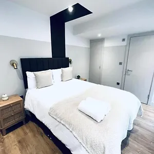 South Charming Ensuite Look Like Designer London